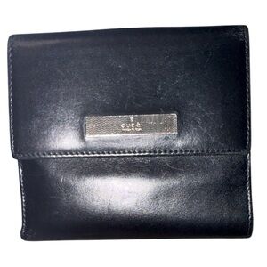 Gucci Black Leather Bi-Fold Wallet with Logo Plate